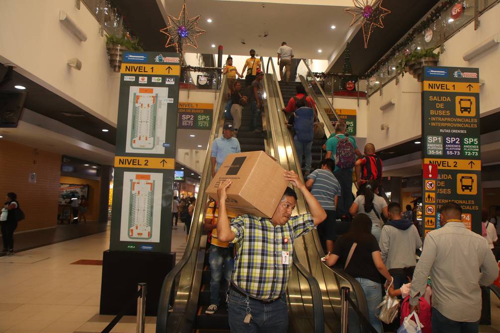 Guayaquil con terminales llenos Radio Megaestación 92.9 FM y TV Digital